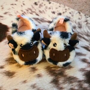 Girls cow slippers size 4 infant/toddler